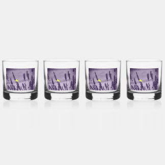 Zitronenfalter auf einem lila Lavendelfeld Whiskyglas