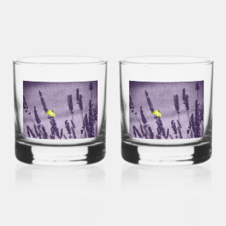 Zitronenfalter auf einem lila Lavendelfeld Whiskyglas