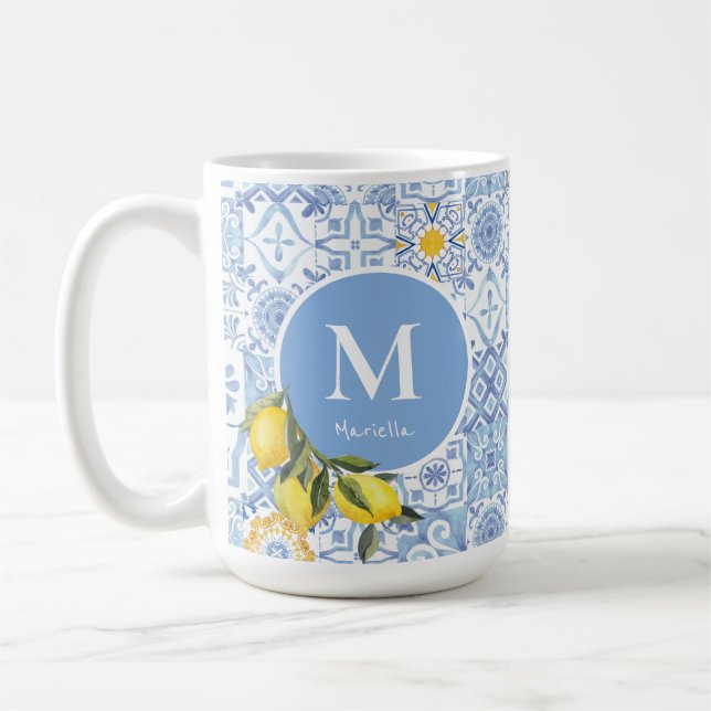 Zitronenfruchtmonogramm, blaue Kachel Kaffeetasse (Links)