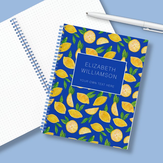 Zitronenfruchtmuster Notizbuch (Citrus lemon fruity notebook with custom name & text. Summer fruit on a vibrant blue background.)