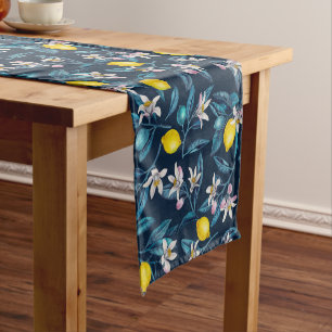 Zitronenzweige mit Blüten und blauen Früchten Kurzer Tischläufer