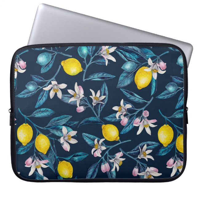 Zitronenzweige mit Blüten und blauen Früchten Laptopschutzhülle (Vorderseite)