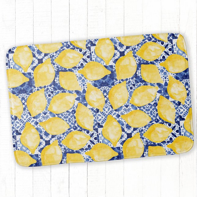Zitrusfrüchte Mittelmeer Blauer Ton Badematte (Mediterranean yellow watercolor lemons on a blue and white tile pattern background on a bath mat)