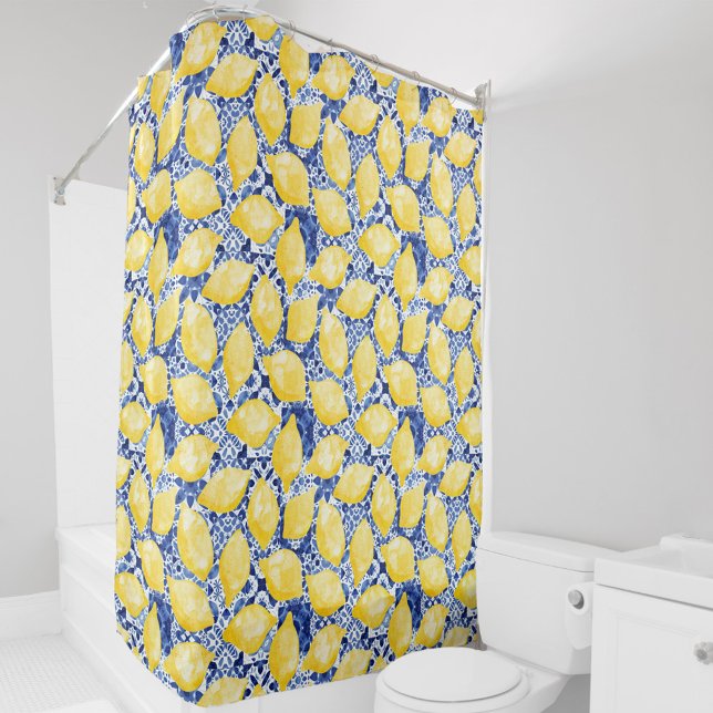 Zitrusfrüchte Mittelmeer Blauer Ton Duschvorhang (Yellow citrus watercolor lemons on a blue and white Mediterranean tile pattern shower curtain)