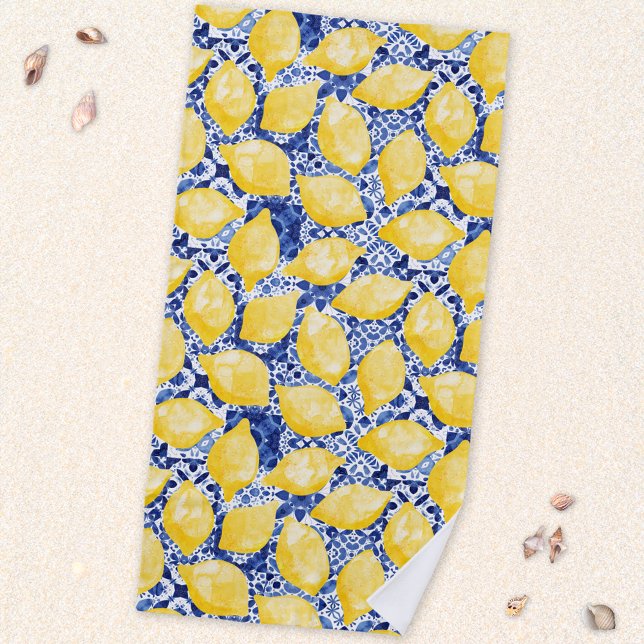 Zitrusfrüchte Mittelmeer Blauer Ton Strandtuch (Mediterranean fresh yellow citrus lemon pattern beach towel with a blue and white tile background)