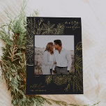 Zitrusfrüchte und Gewürze | Weihnachtsgold Folien Feiertagskarte<br><div class="desc">Eine moderne und elegante Urlaubskarte, die Ihr viereckiges Foto in einem schönen, detailgetreuen Rahmen aus Goldfolie mit Zitrusfrüchteschnitzen, Sternanis und Kiefernbäumen auf einem schicken schwarzen Hintergrund aus Holzkohle umrahmt. "Frohe Weihnachten" erscheint oben rechts, mit deinem Familiennamen unten. Das Jahr wird elegant am unteren links des fein detaillierten botanischen Rahmens verstrickt....</div>