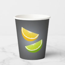 Zitruspapier-Cup mit Zitrone und Limonen Scheiben