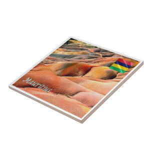 zMU027 MAURITIUS, Chamarel, farbige Erden, Fliese