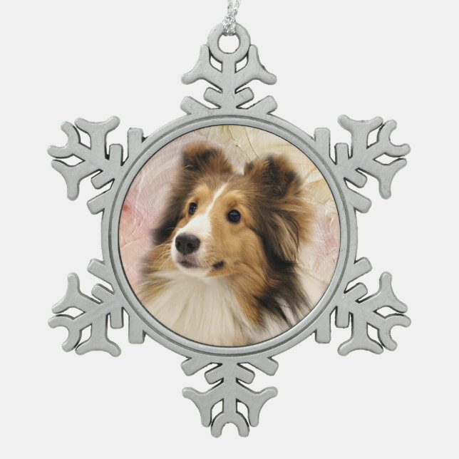 Zobel Sheltie stellen gegenüber Schneeflocken Zinn-Ornament (Vorderseite)