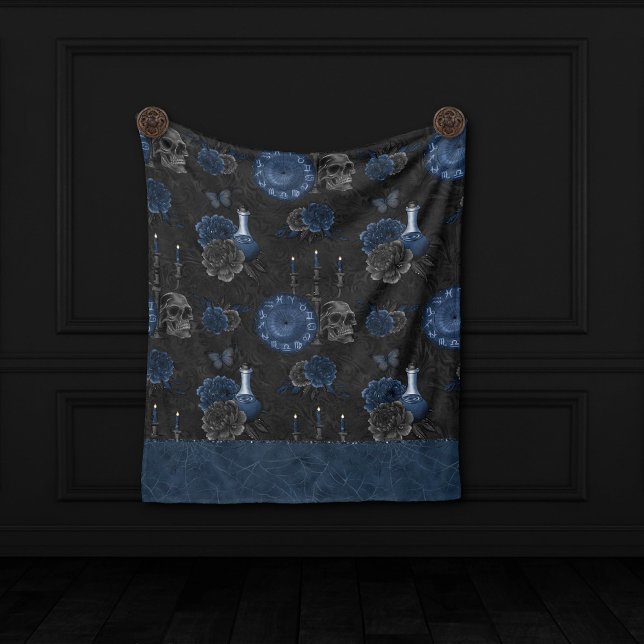 Zodiac Magic | Dark Navy Blue Gothull Rose Fleecedecke (Von Creator hochgeladen)