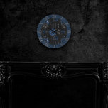 Zodiac Magic | Dark Navy Blue Gothull Rose Runde Wanduhr<br><div class="desc">Eine tolle Art, jedem Zimmer ein neues Gefühl zu geben, für eine einfache Umgestaltung der DIY Zuhause! Eine raffinierte Palette an abstrakten, gemischten Texturen verleiht dem Ganzen den perfekten Pop für Ihren persönlichen Stil. Auch übertragbar auf Schul-/Büromaterial, Party Zubehör und mehr! Für andere Produkte oder Farben besuchen Sie den JustFharryn...</div>