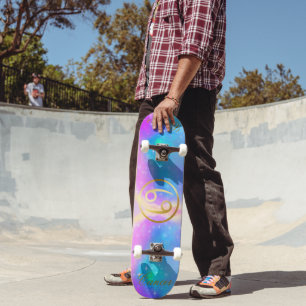 Zodiac Sign Cancer Gold im farbenfrohen Hintergrun Skateboard