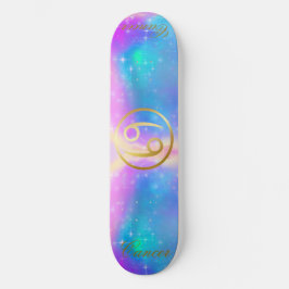 Zodiac Sign Cancer Gold im farbenfrohen Hintergrun Skateboard