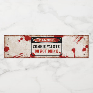 Zombie-Müllflaschenetikett mit rostigem Gefahrensc Wasserflaschenetikett