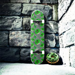Zombie Skateboard<br><div class="desc">Zombie-Donuts mit grünem Schleim und Spinnen-Sprinklen</div>