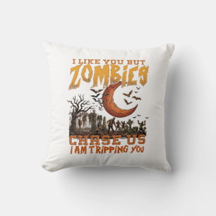 Zombies jagen uns Halloween-Friedhof-Halbmond Kissen