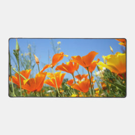 Zomers gevoel van wilde oranje bloemen. schreibtischunterlage