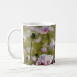 Zomers veld met lila bloemen in bloei. kaffeetasse