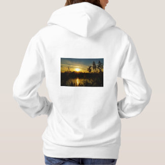 Zonsondergang bij een meertje met rietpluimen. hoodie
