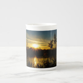 Zonsondergang bij een meertje met rietpluimen. prozellantasse
