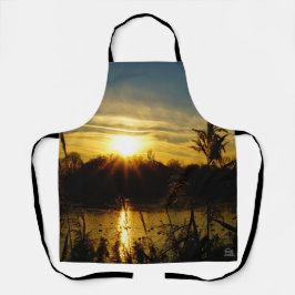 Zonsondergang bij een meertje met rietpluimen. schürze