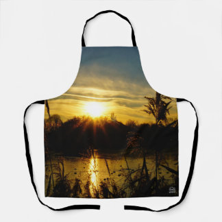 Zonsondergang bij een meertje met rietpluimen. schürze