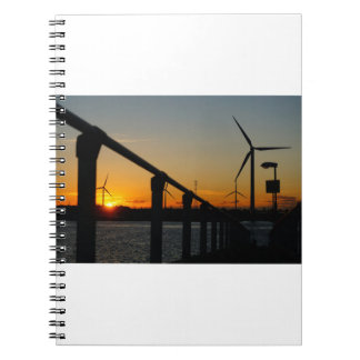 Zonsondergang met windmolen aan waterkant. notizblock