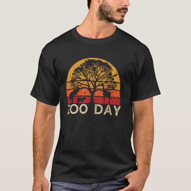Zoo Day Family, Erster Zoo-Feldzug Safari-Platz T-Shirt (Vorderseite)