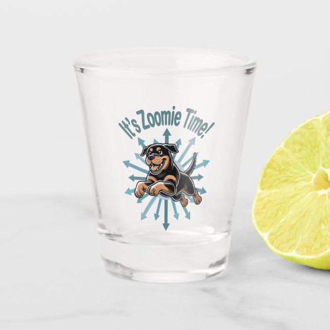 Zoomie Time Rottweiler Schnapsglas (Vorderseite)