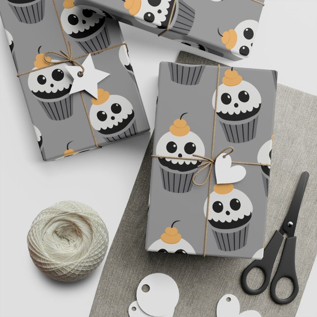 Zu Halloween-Geschenken schmeichelnde Geisterfress Geschenkpapier (A wrapping paper with skull-cupcakes. Perfect for Halloween crafts and gifts. )