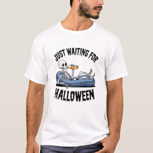 Zu Halloween Gewartet" Entspanntes Skelett mit T-Shirt