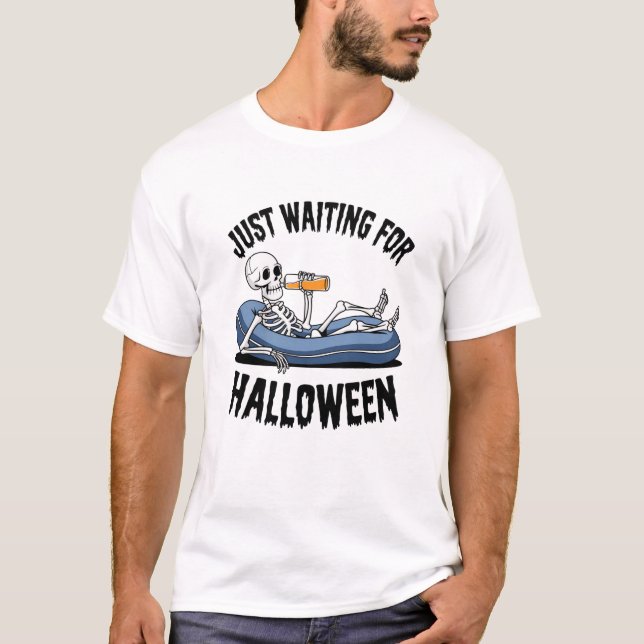 Zu Halloween Gewartet" Entspanntes Skelett mit T-Shirt (Vorderseite)