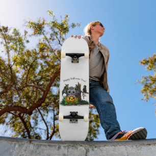 zu Halloween , Niedlichem Fleet und Raven gewartet Skateboard