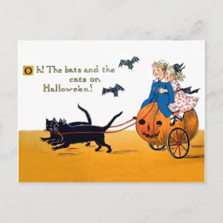 Zu Halloween reiten Kinder einen großen Kürbis Postkarte