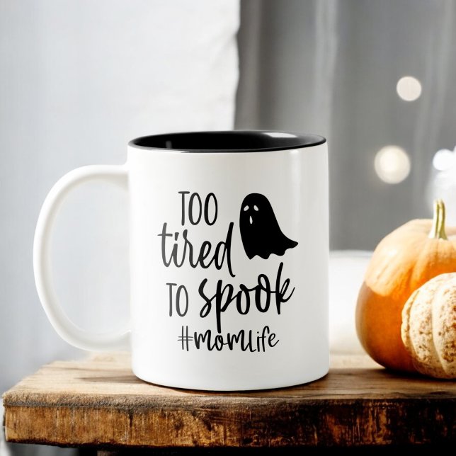 Zu müde, um die Mama Leben lustiges Halloween zu s Zweifarbige Tasse (Von Creator hochgeladen)