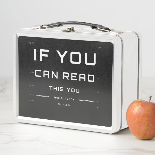 Zu nahe Augen-Prüfung auf weißem Lunchbox (Beispiel)