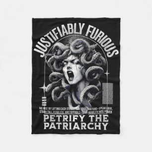 Zu Recht Furious Medusa Griechische Mythologie Fem Fleecedecke
