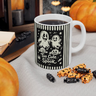 Zu süß zum Erschrecken: Schwarze und cremefarbene Kaffeetasse