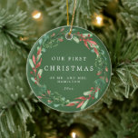 Zu unseren ersten Weihnachten als Keramik O Keramik Ornament<br><div class="desc">Der Weihnachtsschmuck mit Bordeaux-Beere und Kiefernkranz gepaart mit einem lustigen Schriftart. Editieren Sie einfach *most*,  um Ihren Eventbedürfnissen gerecht zu werden. Ändern Sie die Hintergrundfarbe.</div>