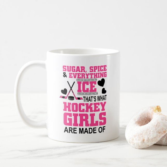 Zucker Gewürz und alles, was Eismädchen Hockey Kaffeetasse (Mit Donut)