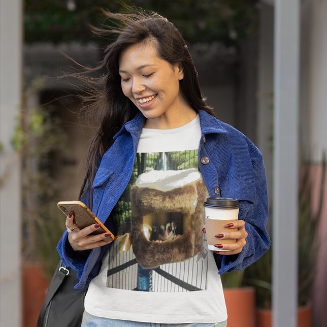 Zuckergrüber in Furry Tree Truck Hängebett T-Shirt (Sugar Glider in Furry Tree Truck Hanging Bed T-Shirt)