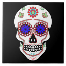 Zuckerschädel mit blauen Augen und grüner Lilie