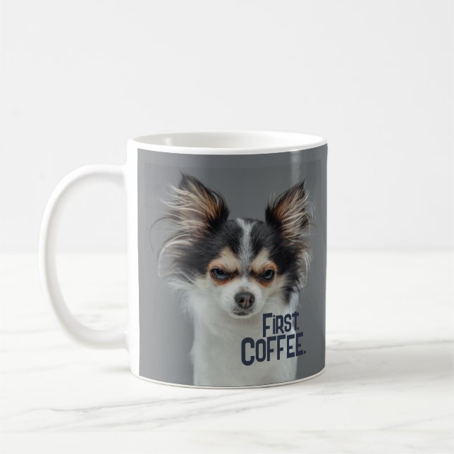 Zuerst Kaffee. - Anpassbare Chihuahua Kaffeetasse (Links)
