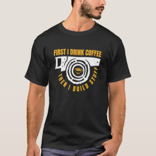 Zuerst Kaffee dann baue ich Holz mit Werkzeugen T-Shirt
