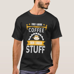 Zuerst Kaffee dann baue ich Holz mit Werkzeugen T-Shirt