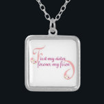 Zuerst mein Sister© für immer mein Freund Versilberte Kette<br><div class="desc">Oftmals sind unsere Beziehungen gegeben. Die Schönheit der Freundschaft ist, es ist immer eine Wahl. Sie ist froh zu wissen, dass die Freundschaft, die mit Ihnen geteilt wird, von Ihnen gehütet wird. Seien Sie zum Karo heraus unsere gesamte erste und für immer Sammlung Kissen, Halsketten und andere Geschenkprodukte sicher. Eine...</div>
