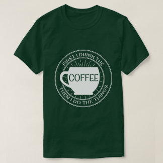 Zuerst trinke ich den Kaffee, dann, das ich Sachen T-Shirt