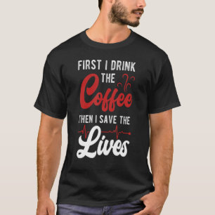 Zuerst trinke ich den Kaffee dann Rettete ich das T-Shirt