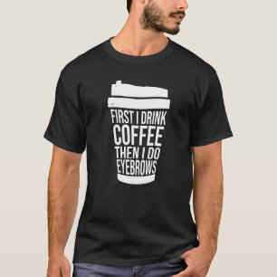 Zuerst trinke ich Kaffee als ich Augenbrauen-Bar m T-Shirt