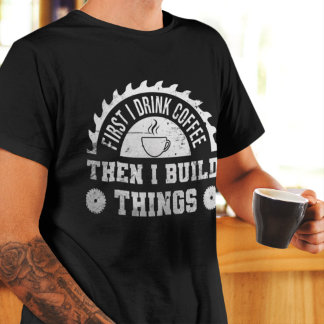 Zuerst trinke ich Kaffee dann baue ich etwas Zimme T-Shirt